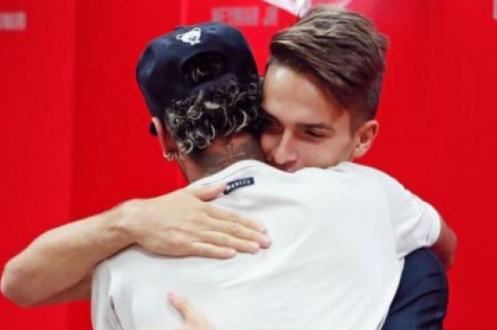 Denis Suarez memeluk erat Neymar