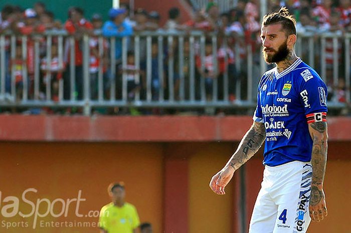 Pemain belakang Persib Bandung, Bojan Malisic, saat tampil melawan Madura United pada laga pekan ketujuh Liga 1 2018 di Stadion Gelora Ratu Pamellingan Pamekasan, Jawa Timur, Jumat (04/05/2018) sore.