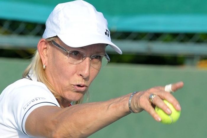 Mantan petenis Amerika Serikat, Martina Navratilova, saat berpartisipasi dalam laga eksebisi pada Tennis Masters Hyderabad 2015 di Sania Mirza Tennis Academy, Hyderabad, 26 November tahun lalu.