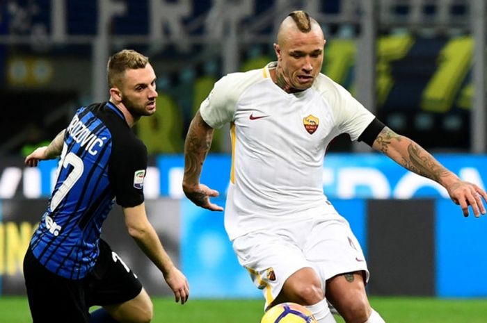  Gelandang AS Roma, Radja Nainggolan (kanan), berduel dengan pemain Inter Milan, Marcelo Brozovic, dalam laga Liga Italia di Stadion Giuseppe Meazza, Milan, pada 21 Januari 2018. 