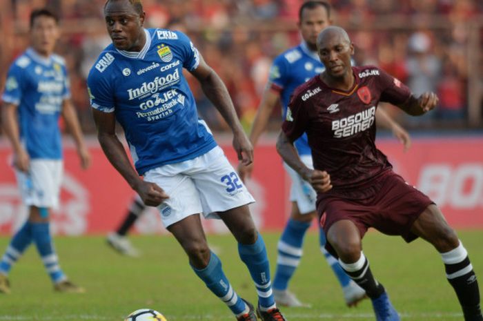 Bek Persib Bandung, Victor Igbonefo, beraksi kontra pemain PSM Makassar, Sandro, pada laga Liga 1 20