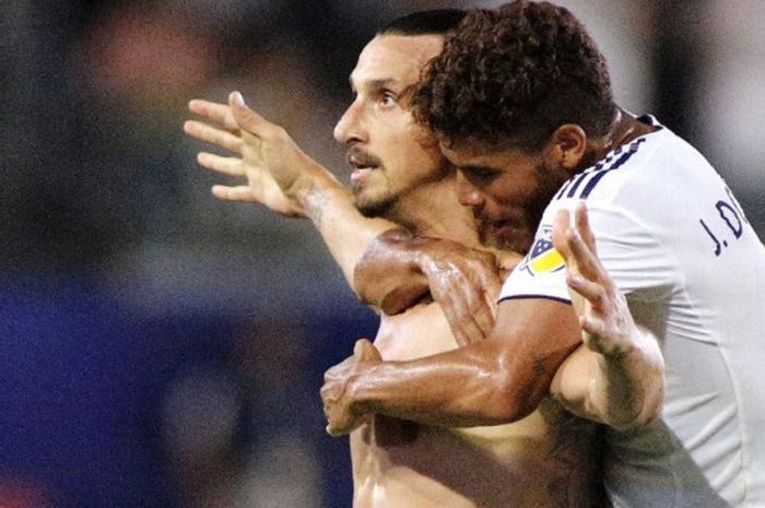 Pemain  Los Angeles Galaxy, Zlatan Ibrahimovic (kiri) dan Jonathan Dos Santos merayakan gol ketiga timnya ke gawang Orlando City SC di Stadion StubHub Center, California, Amerika Serikat, pada 29 Juli 2018.