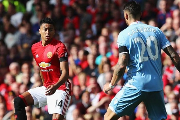 Gelandang Manchester United, Jesse Lingard (kiri) dalam pertandingan Premier League 2016-2017 menghadapi Stoke City di Stadion Old Trafford, Manchester, Inggris, pada Minggu (2/10/2016).