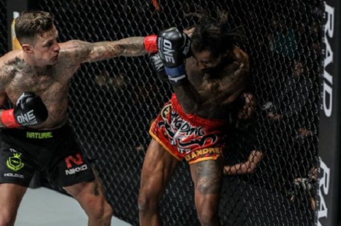 Petarung Belanda Nieky Holzken (kiri) menang K.O. atas atlet Brazil Cosmo Alexandre (kanan) pada seri pertandingan One Super Series Kickboxing yang berlangsung di Stadion Istora, Senayan, Jakarta, Sabtu (17/11) malam. Pukulan 