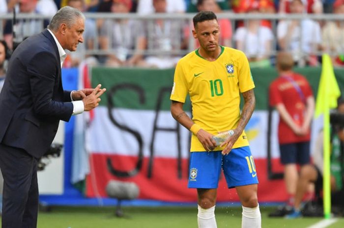 Pelatih Brasil, Tite (kanan), berbicara kepada Neymar dalam laga babak 16 besar Piala Dunia 2018 kontra Meksiko di Samara Arena, Samara, Rusia pada 2 Juli 2018.