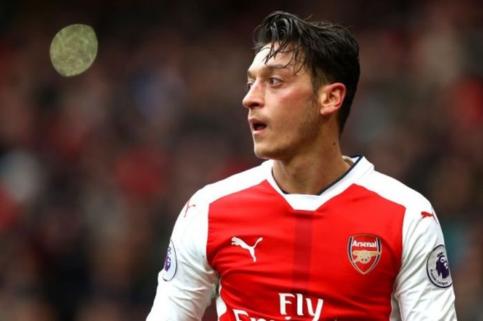 Pemain Arsenal, Mesut Oezil, pada pertandingan melawan Hull City di Stadion Emirates, London, 11 Februari 2017.