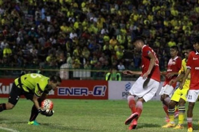 Kiper Persija, Andritany Ardhiyasa mengamankan bola sepakan pemain Persegres di Stadion Tri Dharma, Gresik, Jumat (12/8/2016) malam.