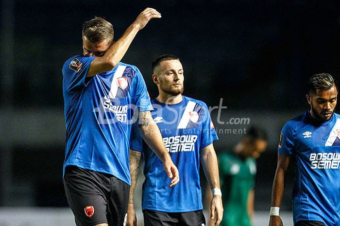 Ekspresi lesu pemain PSM Makassar, Willem Jan Pluim (kiri), Willem Jan Pluim (tengah), dan Zulham Zamrun, usai kalah dari PSMS Medan dalam laga Piala Presiden di Stadion Gelora Bandung Lautan Api, Kab. Bandung, Selasa (16/1/2018).