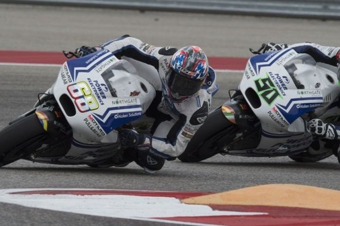  Pebalap Aspar asal Kolombia, Yonny Hernandez (depan), memacu motornya pada sesi kualifikasi GP Americas di Circuit of The Americas (COTA), Sabtu (9/4/2016).