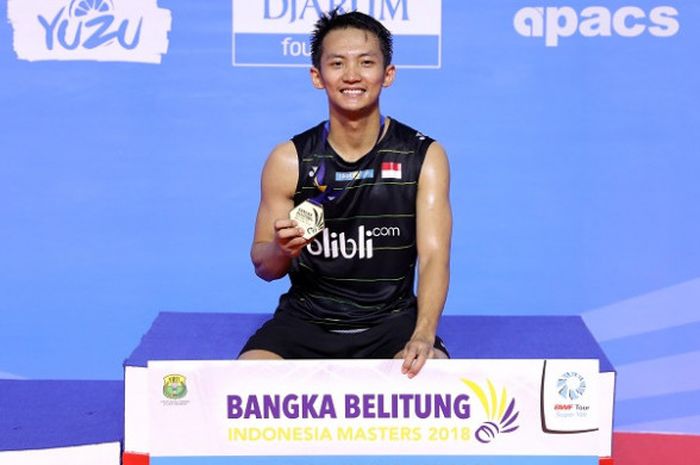 Pebulu tangkis tunggal putra Indonesia, Ihsan Maulana Mustofa, berpose setelah hsan Maulana Mustofa setelah memastikan gelar juara Bangka Belitung Indonesia Masters 2018 seusai menghentikan perlawanan Lin Yu Hsien (Taiwan), 21-17,  23-21, pada partai puncak yang berlangsung di GOR Sahabudin, Pangkalpinang, Minggu (23/9/2018).