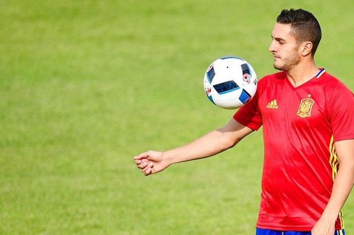  Gelandang tim nasional Spanyol, Koke, memainkan bola saat melakukan latihan pemanasan di Stadion Saint Martin de Re's, menjelang laga Euro 2016, pada 9 Juni 2016. 