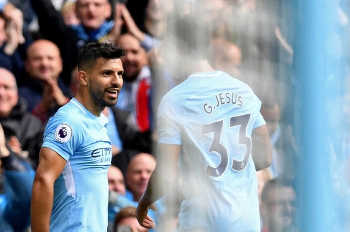 Sergio Aguero (kiri) merayakan gol Manchester City ke gawang Liverpool pada laga Liga Inggris di Stadion Etihad, Sabtu (9/9/2017).