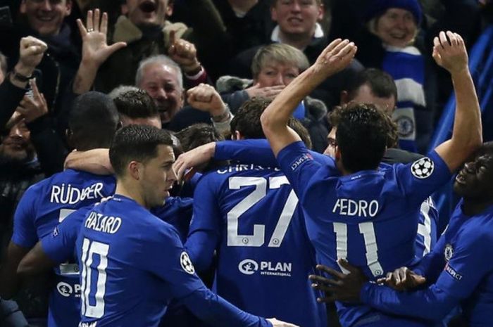 Gelandang Chelsea, N'Golo Kante (kanan), terkena sikut Pedro Rodriguez dalam selebrasi gol Willian ke gawang Barcelona dalam partai Liga Champions di Stamford Bridge, London, 20 Februari 2018.