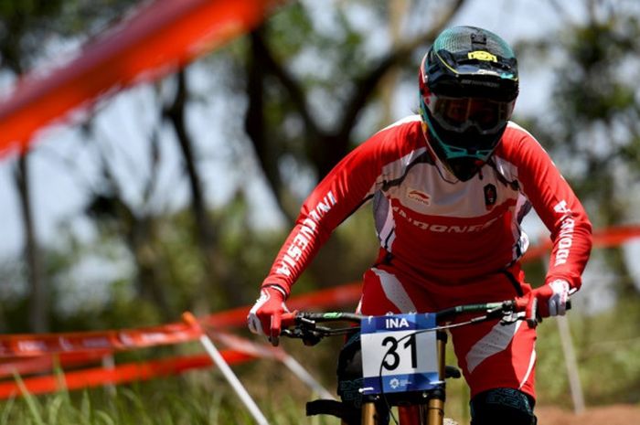 Atlet Balap Sepeda Indonesia Tiara Andini Prastika tampil di Seeding Run nomor Women Elite Downhill pada Asian Games ke-18 Tahun 2018 di Khe Bun Hill, Subang, Jawa Barat, Senin (20/8/2018).