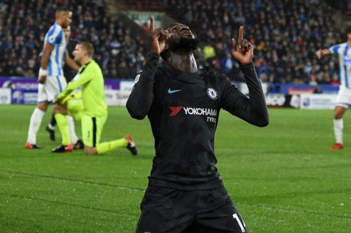 Gelandang Chelsea, Tiemoue Bakayoko, merayakan gol yang dia cetak ke gawang Huddersfield Town dalam laga Liga Inggris di Stadion John Smith's, Huddersfield, pada 12 Desember 2017.