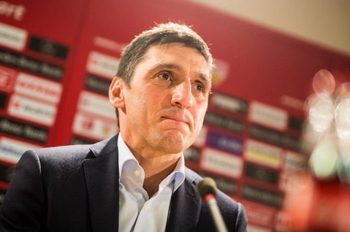 Pelatih baru VfB Stuttgart, Tayfun Korkut, dalam acara presentasi di depan media, 29 Januari 2018.