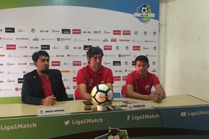 Pelatih Persija Jakarta, Stefano Cugurra (tengah), dalam jumpa pers sebelum pertandingan Persija vs Persebaya Surabaya di ruang media center Stadion Sultan Agung, Bantul, Sabtu (2/6/2018). 