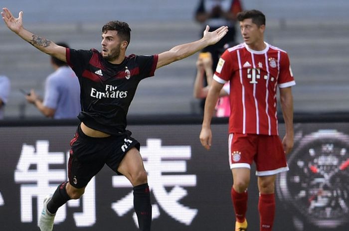 Striker AC Milan, Patrick Cutrone (kiri), merayakan gol yang dia cetak ke gawang Bayern Muenchen dalam laga International Champions Cup di Shenzhen, China, pada 22 Juli 2017.