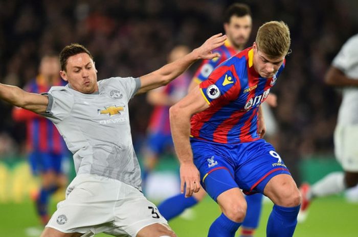 Gelandang Manchester United, Nemanja Matic (kiri), berduel dengan penyerang Crystal Palace, Alexander Sorloth, dalam laga Liga Inggris di Stadion Selhurst Park, London, pada 5 Maret 2018.