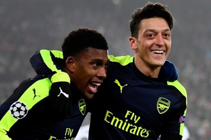 Pemain Arsenal, Alex Iwobi (kiri) dan Mesut Oezil, merayakan gol ke gawang FC Basel dalam laga Grup A Liga Champions di St. Jakob Park, Basel, Swiss, 6 Desember 2016.