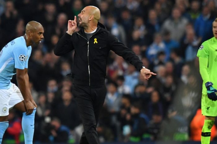 Ekspresi pelatih Manchester City, Josep Guardiola (tengah), saat meninggalkan lapangan seusai babak pertama laga leg kedua perempat final Liga Champions kontra Liverpool FC di Stadion Etihad, Manchester, Inggris pada 10 April 2018.