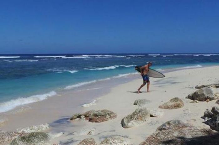 Wisatawan baru saja menikmati selancar di Pantai Green Bowl, Kuta Selatan, Kabupaten Badung, Bali.