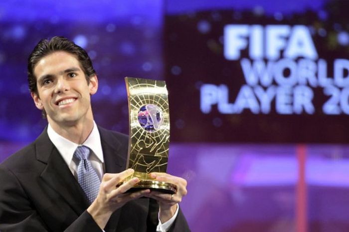 Gelandang AC Milan, Ricardo Kaka, mengangkat trofi Pemain Terbaik FIFA 2007, di Zurich, Swiss, pada 17 Desember 2007. 