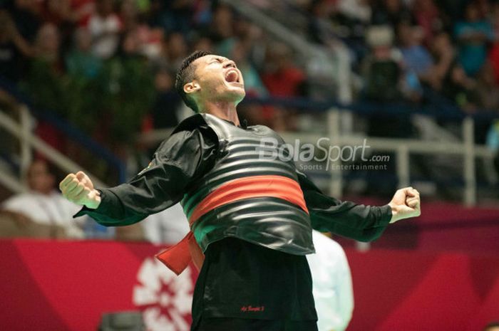  Pesilat Indonesia, Aji Bangkit Pamungkas, meraih medali emas pencak silat kelas 85-90 kilogram Asian Games 2018 setelah mengalahkan wakil Singapura. 