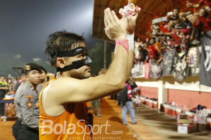 Kiper Persija Jakarta, Andritany Ardhiyasa mengucapkan terima kasih kepada The Jakmania seusai mengalahkan Persib Bandung 1-0 di Stadion PTIK, Jakarta, Sabtu (30/6/2018).