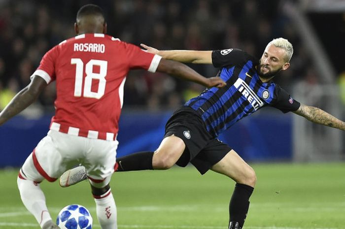 Gelandang PSV Eindhoven, Pablo Rosario, berduel dengan pemain Inter Milan, Marcelo Brozovic, dalam laga Grup B Liga Champions di Philips Stadium, Eindhoven, 3 Oktober 2018.