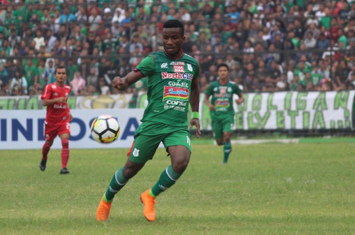 Aksi Wilfried Yessoh saat mengalahkan Persija Jakarta di Stadion Teladan. 