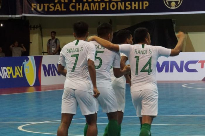 Pemain timnas futsal Indonesia, Randy Satria dkk merayakan gol ke gawang Myanmar di GOR UNY, Senin (5/11/2018).