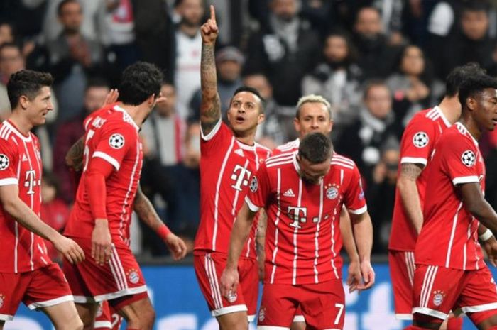 Selebrasi Thiago Alcantara (tengah) usai mencetak gol Bayern Muenchen ke gawang Besiktas dalam partai Liga Champions di Besiktas Park, Istanbul, 14 Maret 2018.