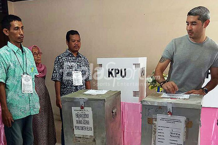 Esteban Viscarra menggunakan hak suaranya dengan mengikuti pencoblosan surat suara dalam pilkada Sumsel, Rabu (27/7/2018) di TPS 04 Kelurahan Sekip Jaya Palembang.