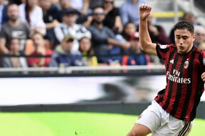 Aksi bek sayap AC Milan, Davide Calabria, dalam partai Liga Italia melawan Udinese di San Siro. Milan, 17 September 2017.