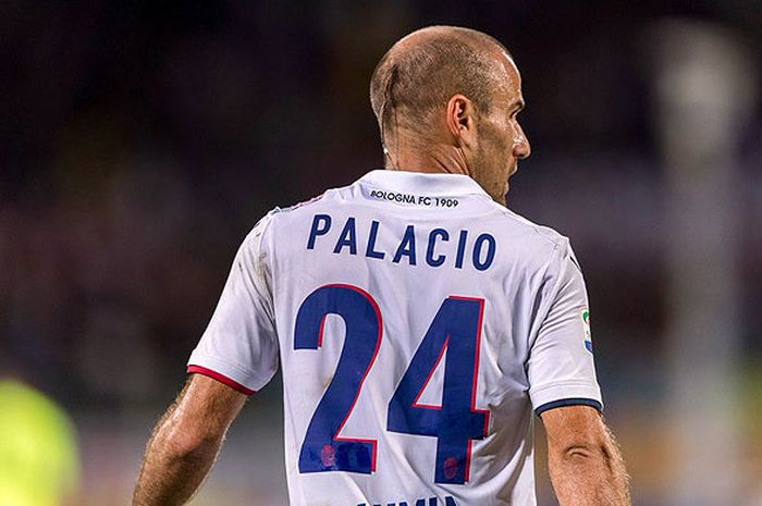 Gelandang Bologna, Rodrigo Palacio, saat tampil melawan Napoli dalam laga lanjutan Liga Italia 2017-2018 di Stadion Renato Dell'Ara, Bologna, Italia, pada 11 September 2017.