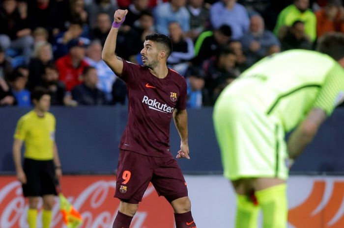 Pemain bintang FC Barcelona, Luis Suarez, melakukan selebrasi setelah mencetak gol ke gawang Malaga pada laga lanjutan Liga Spanyol di Stadion La Rosaleda, Sabtu (10/3/2018) waktu setempat.