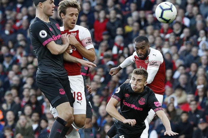 Penyerang Arsenal, Alexandre Lacazette, melepaskan tembakan yang berujung gol ke gawang Everton pada laga lanjutan Liga Inggris di Stadion Emirates, Minggu (23/9/2018) malam WIB.