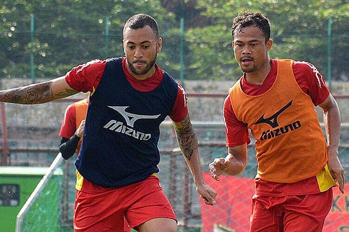 Striker Semen Padang, Marcel Sacramento (kiri), saat berlatih di Stadion Andi Matalatta, Makassar, Sabtu (30/9/2017), menjelang laga Liga 1 2017 melawan PSM Makassar.