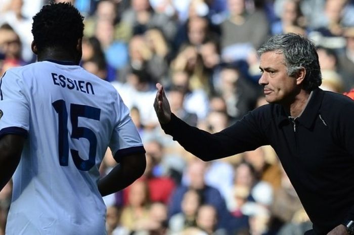  Michael Essien berbicara dengan Jose Mourinho saat Real Madrid melawan Barcelona pada partai lanjutan La Liga Spanyol di Stadion Santiago Gernabeu, 2 Maret 2013. 