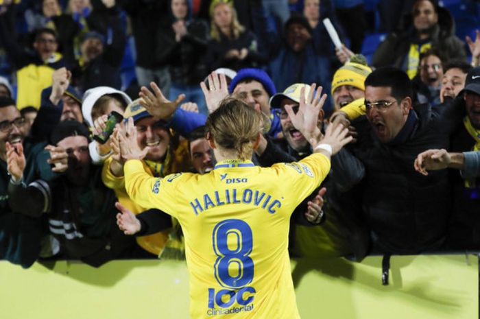 Gelandang serang Las Palmas, Alen Halilovic, merayakan golnya ke gawang Malaga bersama fans di Stadion Gran Canaria, Selasa (6/2/2018).