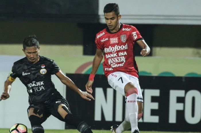 Miftahul Hamdi, turut hadir bersama romobongan tim Bali United saat mengunjungi posko pengungsian korban bencana Gunung Agung di di Gor Suweca Pura, Klungkung, Senin (2/10/2017).