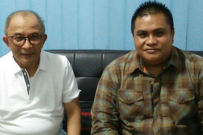 Dua Exco PSSI asal Sumatra Barat, Refrizal (kiri), bersama Very Mulyadi.