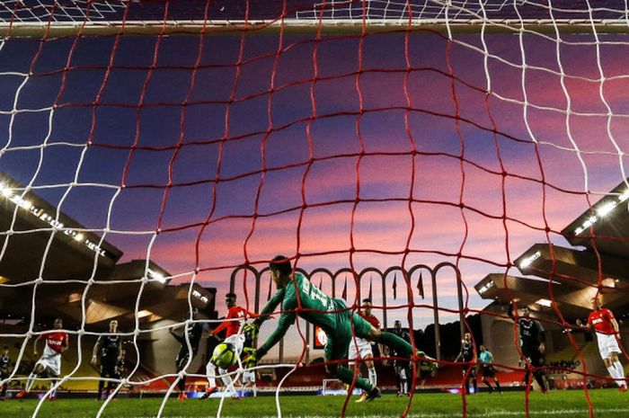 Kiper Metz, Eiji Kawashima (tengah), beraksi dalam laga Liga Prancis kontra AS Monaco di Stadion Louis II, Monaco, pada 21 Januari 2018.