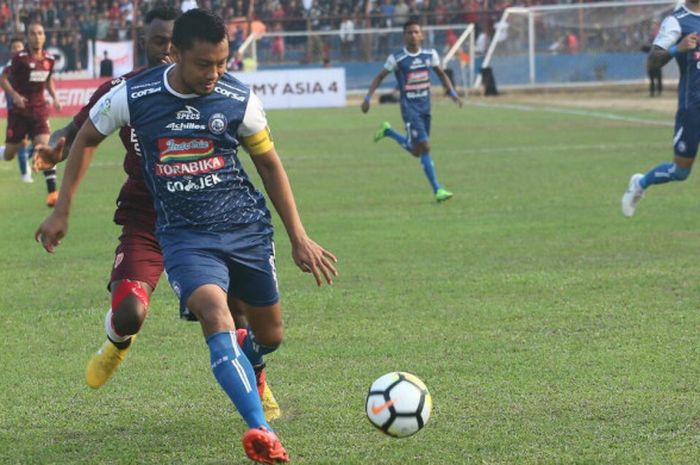 Aksi kapten Arema FC, Hamka Hamzah (depan) saat mengamankan bola dari penyerang PSM Makassar, Guy Junior pada lanjutan Liga 1 2018 di Stadion Andi Mattalatta, Kota Makassar, 14 Oktober 2018