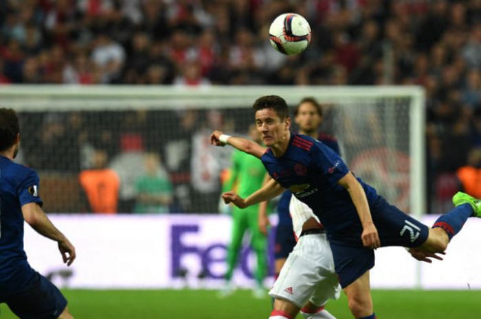 Bek Manchester United, Ander Herrera (kanan), saat turun dalam laga final Liga Europa melawan Ajax Amsterdam di Friends Arena, Stockholm, 24 Mei 2017.