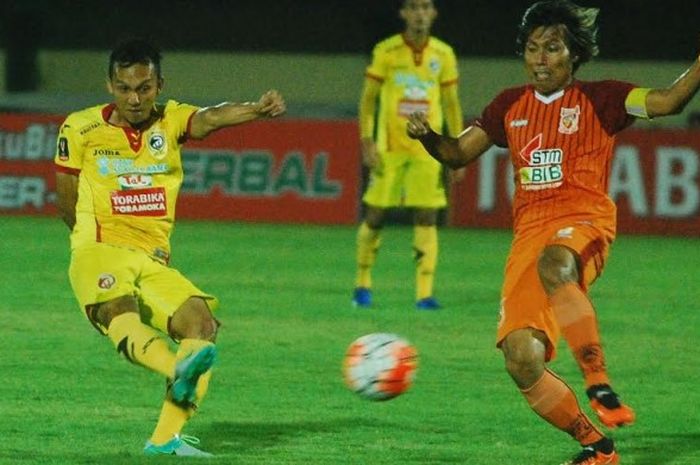 Kapten yang juga jangkar Pusamania Borneo FC (PBFC) II, Asri Akbar (kanan) mencoba menghadang bola sepakan pemain Sriwijaya FC, Rachmad Hidayat pada laga pamungkas Grup D Piala Presiden di Stadion Kapten I Wayan Dipta, Gianyar, Sabtu (18/2/2017) malam. 