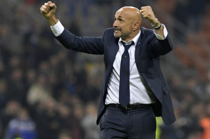 Ekspresi kegembiraan pelatih Inter Milan, Luciano Spalletti, saat merayakan kemenangan timnya atas Sampdoria di lanjutan Liga Italia 2017-2018 di Stadion Giuseppe Meazza, Milan, Italia, pada Selasa (24/10/2017).