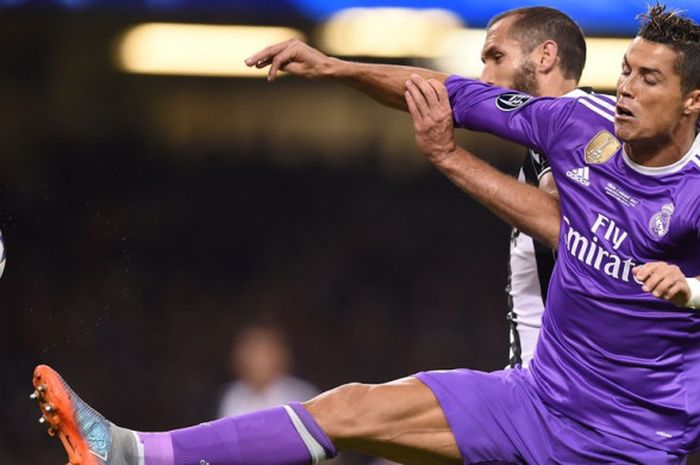 Bek Juventus, Giorgio Chiellini (kiri), berduel dengan megabintang Real Madrid, Cristiano Ronaldo, dalam laga final Liga Champions di Stadion Principality, Cardiff, Wales pada 3 Juni 2017.