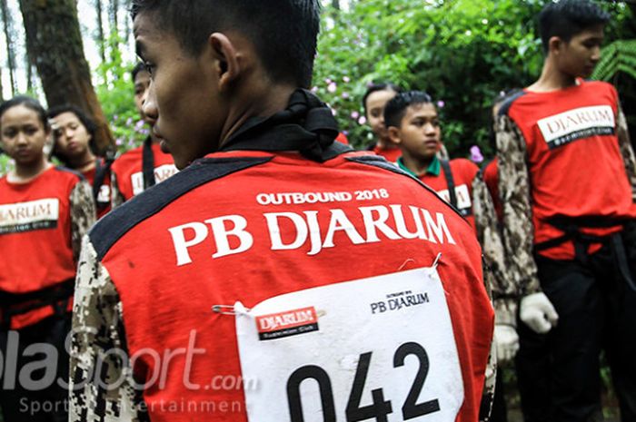 Atlet Akademi Bulutangkis PB Djarum berusia dibawah 15 tahun mengikuti kegiatan outbond di markas Zone 235 Training Center, Cikole, Lembang, Kabupaten Bandung Barat, Senin (26/2/2018).